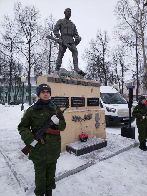 Лениногорскида әфганчылар истәлегенә куелган һәйкәл янында митинг үткәрелде (+фотолар)