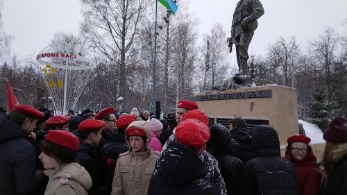 Лениногорскида әфганчылар истәлегенә куелган һәйкәл янында митинг үткәрелде (+фотолар)