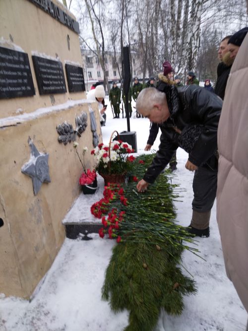 Лениногорскида әфганчылар истәлегенә куелган һәйкәл янында митинг үткәрелде (+фотолар)