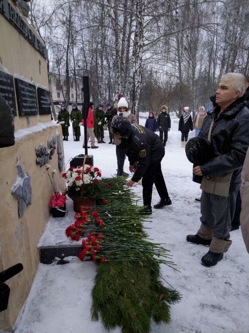 Лениногорскида әфганчылар истәлегенә куелган һәйкәл янында митинг үткәрелде (+фотолар)