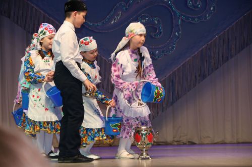 Лениногорск Мәдәният сарае сәхнәсендә Халыкара туган тел көне уңаеннан төрле телдә шигырьләр, җырлар яңгырады (+ фотолар)