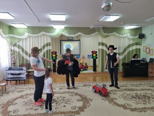 Лениногорскида әти-әниләр “Юл кагыйдәләрен бөтен гаилә белә, мин дә беләм!” бәйгесендә катнашкан (+фотолар)