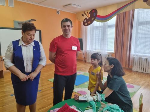 Лениногорскида әти-әниләр “Юл кагыйдәләрен бөтен гаилә белә, мин дә беләм!” бәйгесендә катнашкан (+фотолар)