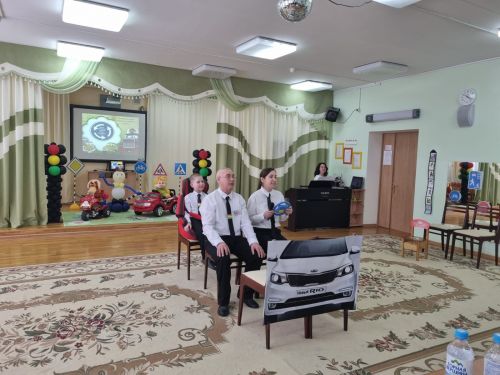 Лениногорскида әти-әниләр “Юл кагыйдәләрен бөтен гаилә белә, мин дә беләм!” бәйгесендә катнашкан (+фотолар)