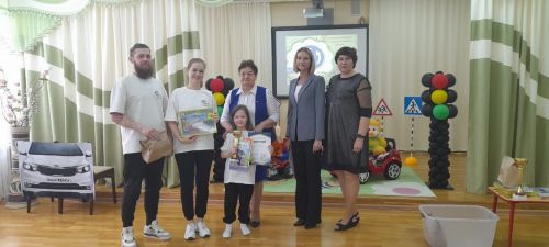 Лениногорскида әти-әниләр “Юл кагыйдәләрен бөтен гаилә белә, мин дә беләм!” бәйгесендә катнашкан (+фотолар)
