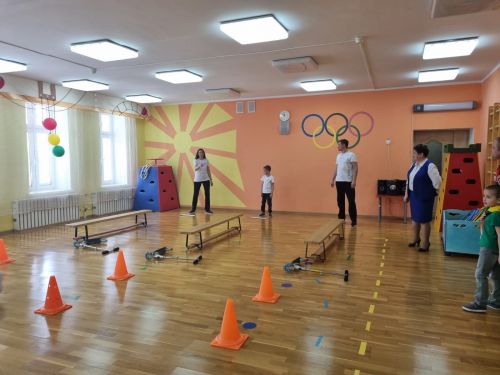 Лениногорскида әти-әниләр “Юл кагыйдәләрен бөтен гаилә белә, мин дә беләм!” бәйгесендә катнашкан (+фотолар)