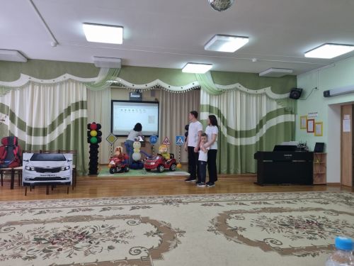 Лениногорскида әти-әниләр “Юл кагыйдәләрен бөтен гаилә белә, мин дә беләм!” бәйгесендә катнашкан (+фотолар)