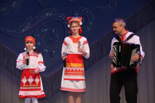 Лениногорск Мәдәният сарае сәхнәсендә Халыкара туган тел көне уңаеннан төрле телдә шигырьләр, җырлар яңгырады (+ фотолар)