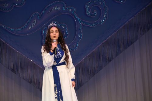 Лениногорск Мәдәният сарае сәхнәсендә Халыкара туган тел көне уңаеннан төрле телдә шигырьләр, җырлар яңгырады (+ фотолар)