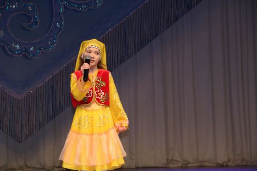 Лениногорск Мәдәният сарае сәхнәсендә Халыкара туган тел көне уңаеннан төрле телдә шигырьләр, җырлар яңгырады (+ фотолар)