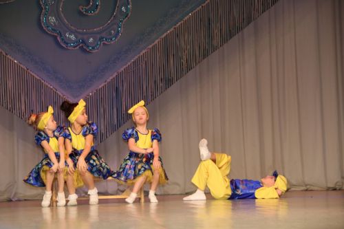 Лениногорск Мәдәният сарае сәхнәсендә Халыкара туган тел көне уңаеннан төрле телдә шигырьләр, җырлар яңгырады (+ фотолар)