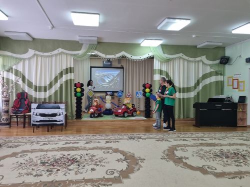 Лениногорскида әти-әниләр “Юл кагыйдәләрен бөтен гаилә белә, мин дә беләм!” бәйгесендә катнашкан (+фотолар)