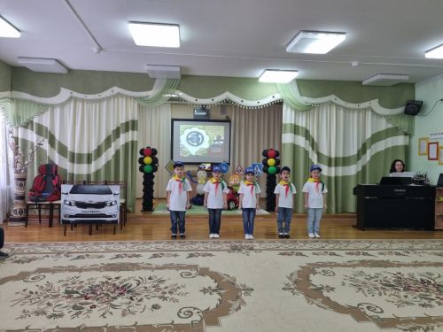 Лениногорскида әти-әниләр “Юл кагыйдәләрен бөтен гаилә белә, мин дә беләм!” бәйгесендә катнашкан (+фотолар)