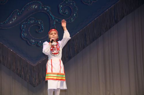 Лениногорск Мәдәният сарае сәхнәсендә Халыкара туган тел көне уңаеннан төрле телдә шигырьләр, җырлар яңгырады (+ фотолар)