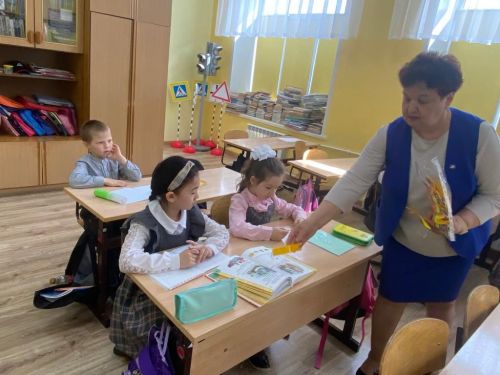 Лениногорскиның 8 нче мәктәп укучылары юл йөрү кагыйдәләрен беләме?