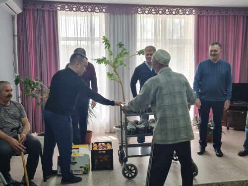 Лениногорск картлар һәм инвалидлар интернат-йортында яшәүчеләр өчен Пасха бәйрәменә күчтәнәчләр алып килделәр