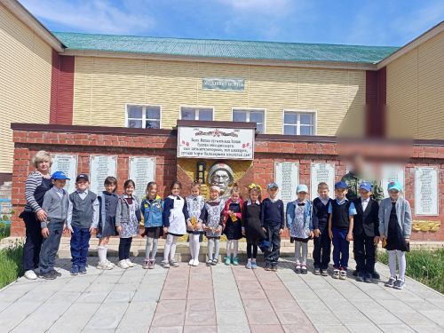 Иске Шөгер мәдәният йортында укучылар белән Геройлар турында сөйләштеләр