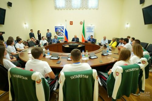 Әсгать Сәфәров уңышлы спорт сезоны өчен Татарстан укучыларына бүләкләр тапшырды