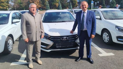 Татарстан Рәисе район Мәгариф идарәләре башлыкларына яңа машиналар тапшырды