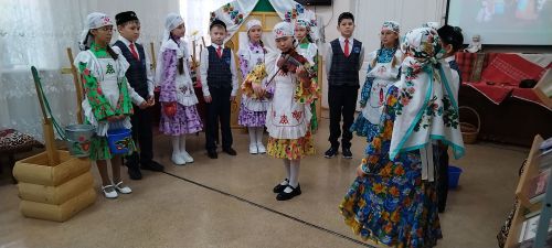 Лениногорскиның Балалар китапханәсендә балалар «ат чабышында» катнашты, йомырканы кашыкка куеп йөгерде (+фотолар)