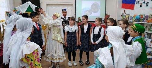 Лениногорскиның Балалар китапханәсендә балалар «ат чабышында» катнашты, йомырканы кашыкка куеп йөгерде (+фотолар)