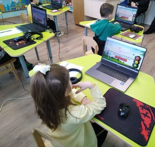 Балалар юл йөрү кагыйдәләрен белү буенча онлайн-олимпиадада катнашты (+фотолар)