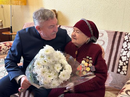 Район башлыгы Ленинград блокадасын кичергән ветераннарга медальләр тапшырды