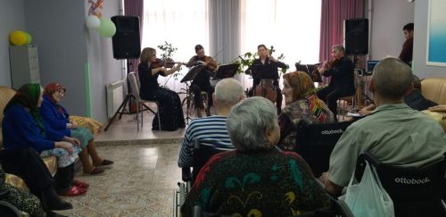 Лениногорск картлар һәм инвалидлар йортында Әлмәтнең милли-мәдәни үзәге оркестры чыгыш ясады