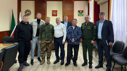 Район башлыгы Рәгать Хөсәенов ялга кайткан хәрбиләр белән очрашты