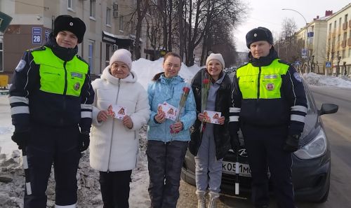 Лениногорскиның гүзәл затларын бәйрәм белән котладылар (+фотолар)