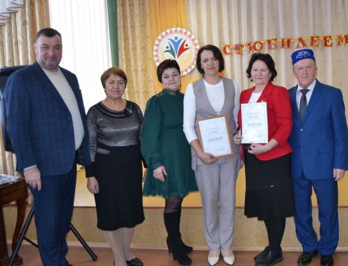 «Чишмә» әдәби берләшмәсе җыелышына Татарстан Язучылар берлегенең Әлмәт бүлеге җитәкчесе Равил Сабыр килде
