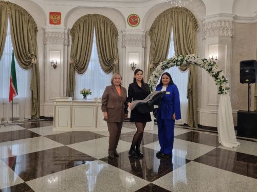 Лениногорскида бәби көтүче әниләр бәйрәмендә автомобиль бишеге уйнаттылар