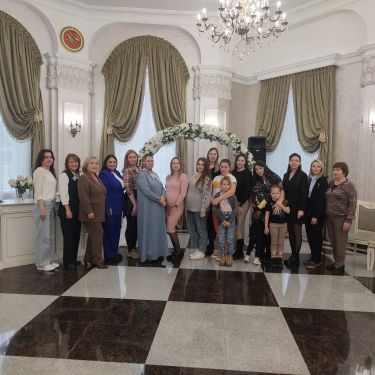 Лениногорскида бәби көтүче әниләр бәйрәмендә автомобиль бишеге уйнаттылар