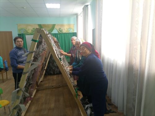 Кирлегәч авылы апалары хәрби операция өчен токмач кисә, маскировка челтәре үрә