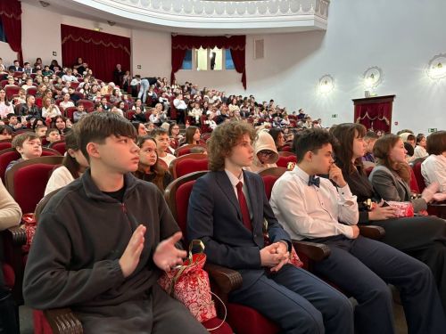 Лениногорскида “Район башлыгының чыршы” бәйрәмендә 700гә якын бала яңа ел тамашасын карады