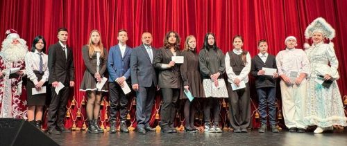 Лениногорскида “Район башлыгының чыршы” бәйрәмендә 700гә якын бала яңа ел тамашасын карады