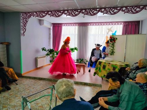 Лениногорскиның өлкән яшьтәге артистлары Картлар һәм инвалидлар йортында “Тартюф”ны уйнады