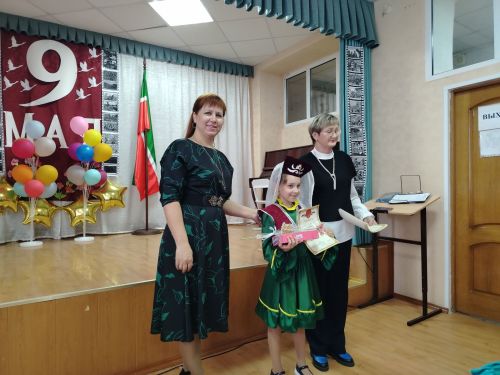 Шәһәребезнең 6нчы мәктәбендә беренче сыйныф кызлары арасында «Татар кызы» бәйгесе үткәрелде (+ фотолар)