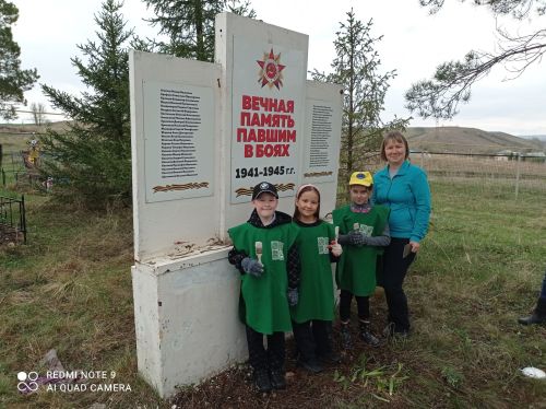 Лениногорск районындагы кечкенә авылларда һәйкәлләрне буяуда мәктәп укучылары, урман хуҗалыгы хезмәткәрләре катнашты
