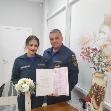 Лениногорск ЗАГС бүлегендә һөнәри бәйрәмдә янгын сүндерүчеләр никахларын рәсмиләштерде