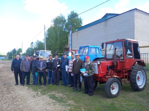 Лениногорск районы авылларында яшәүче физик затларның тракторлары техник тикшерүләр  уза