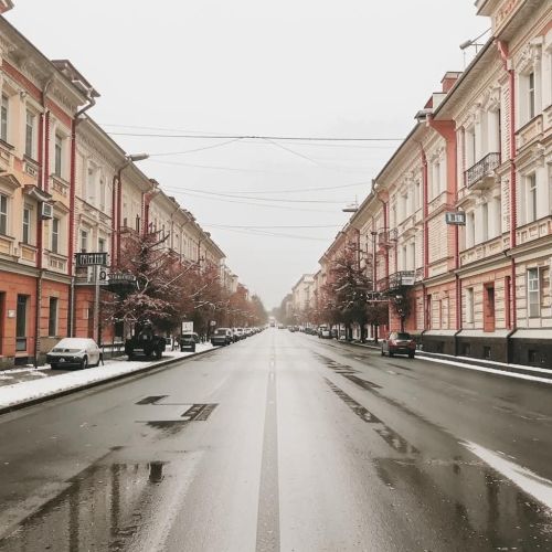 Казандагы фатирларның берсендә чүп-чарга баткан баланы фатирда тапканнар