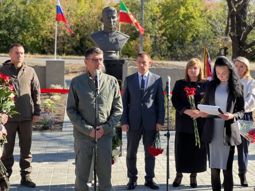 Якташыбыз - Лениногорск хәрбие, Россия  Герое Дамир Исламовка Луганск Халык Республикасында бюст  ачылды