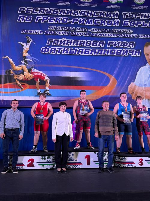 Лениногорск көрәшчеләре Октябрьскидан көмеш медальләр алып кайттылар