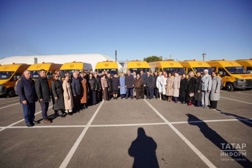 Рөстәм Миңнеханов Татарстан мәктәпләренә 59 автобус тапшырды