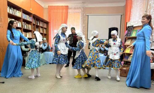 Зәй-Каратай авылының «Рәйхан» ансамбле Үзәк китапханәдә кышкы озын кичне ямьләндерде