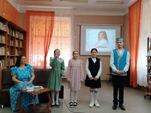 Лениногорскиның үзәк китапханәсендә шагыйрә, композитор Людмила Аланлы белән очрашу үтте (+фотолар)