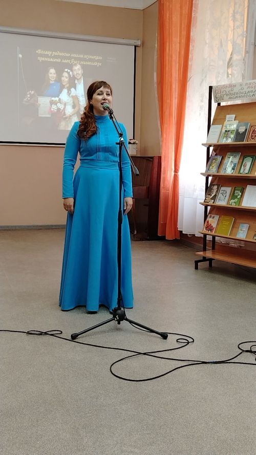 Лениногорскиның үзәк китапханәсендә шагыйрә, композитор Людмила Аланлы белән очрашу үтте (+фотолар)