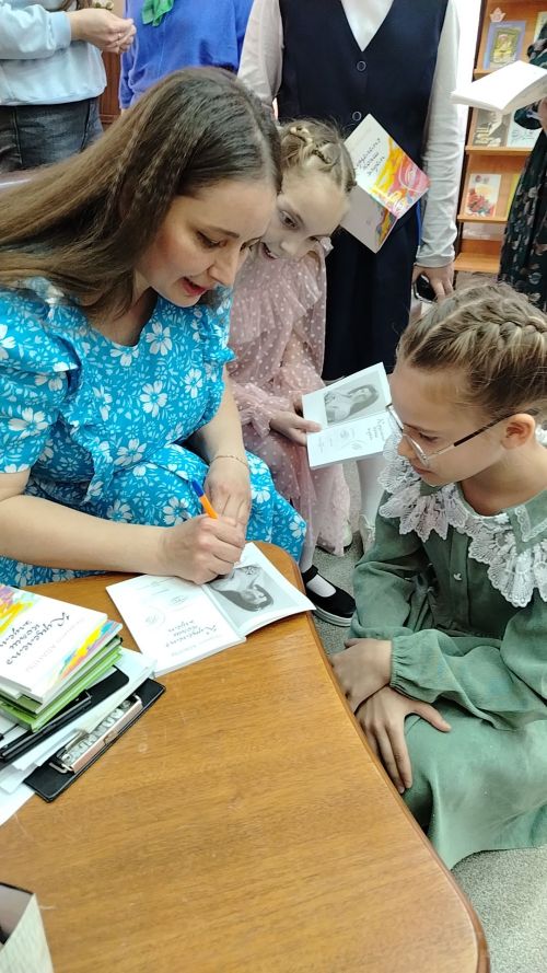 Лениногорскиның үзәк китапханәсендә шагыйрә, композитор Людмила Аланлы белән очрашу үтте (+фотолар)