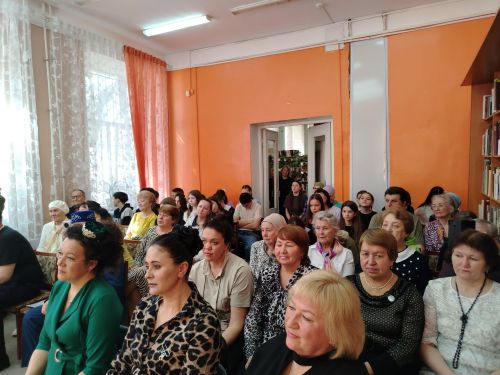 «Илһам бүләк итә гүзәл яз»: Лениногорскида үзәк китапханәдә әдәби-музыкаль кичә узды (+фотолар)